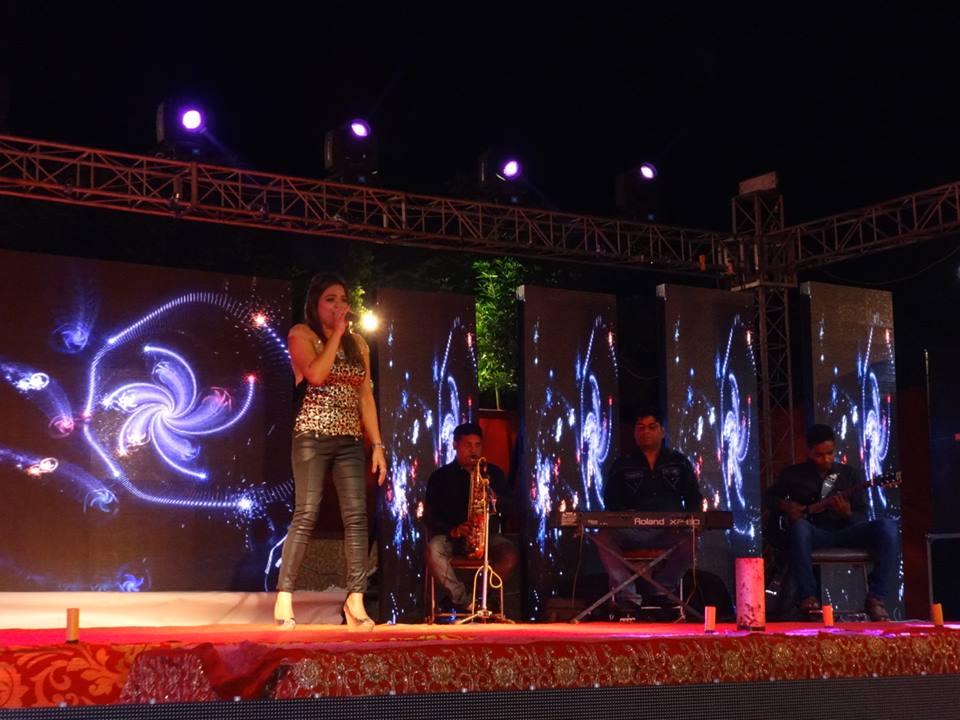 best live band with girl agra